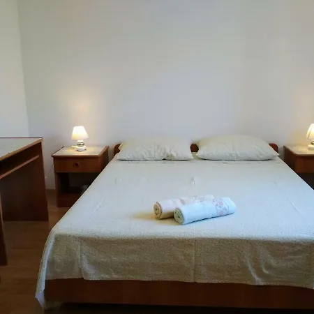 לינה וארוחת בוקר Antun Mozara Family House סלאנו