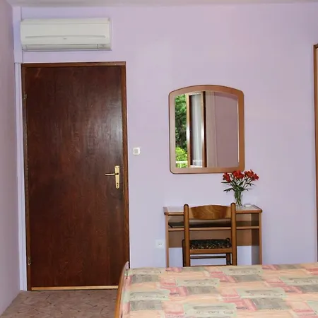 לינה וארוחת בוקר Antun Mozara Family House סלאנו