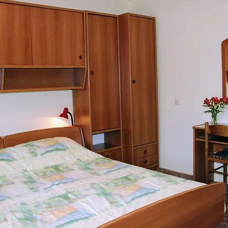 לינה וארוחת בוקר Antun Mozara Family House