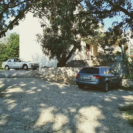 לינה וארוחת בוקר Antun Mozara Family House סלאנו